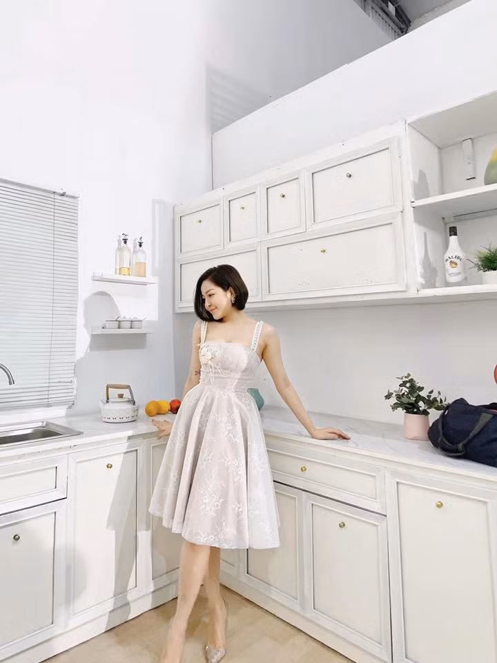 Trâm Anh tham gia chương trình "Nóng cùng World Cup" và được chú ý với gương mặt xinh như búp bê. Kế đó, cô nàng đồng ý hẹn hò cùng Pew Pew và nhận được nhiều sự quan tâm.