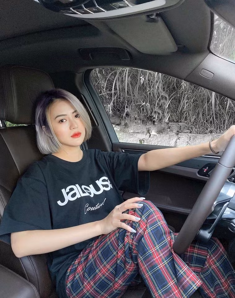Nguyễn Lê Thảo Uyên, sinh năm 1997, tại Lâm Đồng. Cô nàng từng được nhiều người biết đến với nickname "hot girl võ thuật".