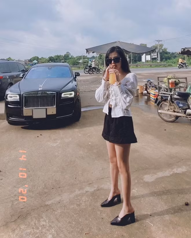 Mới đây, hot girl võ thuật Nguyễn Lê Thảo Uyên - gái xinh đang vướng tin đồn hẹn hò với cầu thủ Mạch Ngọc Hà khiến dân tình chú ý khi tạo dáng bên siêu xe Rolls Royce.