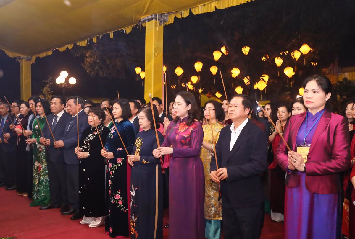 Phó Chủ tịch nước Võ Thị Ánh Xuân dâng hương đền Hai Bà Trưng - Hình 2 Pho Chu tich nuoc Vo Thi Anh Xuan dang huong den Hai Ba Trung-Hinh-2