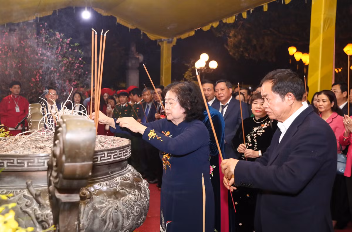 Phó Chủ tịch nước Võ Thị Ánh Xuân dâng hương đền Hai Bà Trưng - Hình 3 Pho Chu tich nuoc Vo Thi Anh Xuan dang huong den Hai Ba Trung-Hinh-3