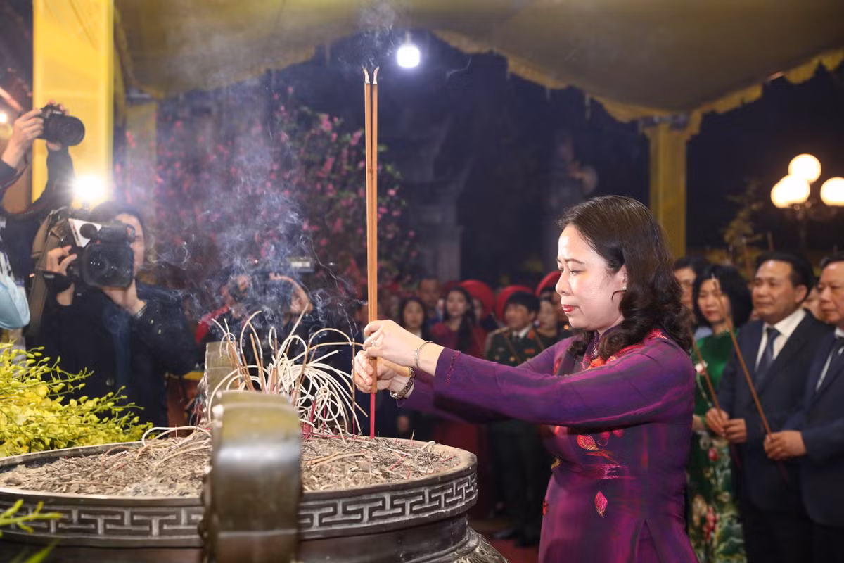 Phó Chủ tịch nước Võ Thị Ánh Xuân dâng hương đền Hai Bà Trưng Pho Chu tich nuoc Vo Thi Anh Xuan dang huong den Hai Ba Trung