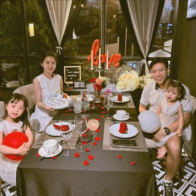 Mới đây, Quế Ngọc Hải - Dương Thùy Phương thông báo chào đón em bé thứ 3 sau 7 năm về chung nhà. Trước đó, vợ chồng trung vệ quê Nghệ An đã có bé đầu Sunny vào năm 2018 và bé Kem vào năm 2022.