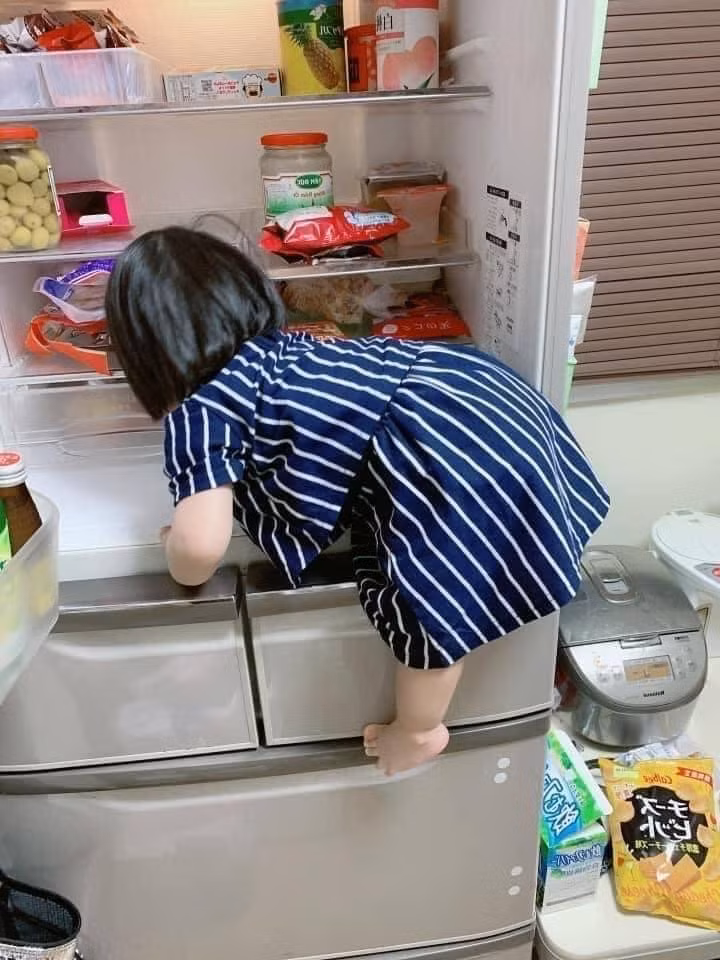 Dưới phần bình luận, nhiều ông bố, bà mẹ còn không ngại đăng tải những hình ảnh "bóc phốt" con gái, minh chứng rõ ràng rằng các nàng không hề thùy mị như lời đồn.