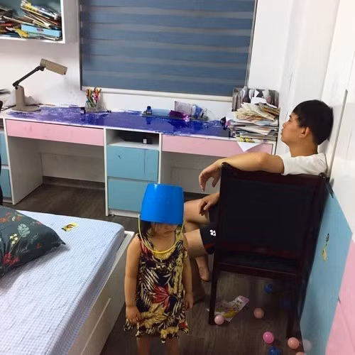 Nhiều ông bố tỏ ra bất lực khi phải trông con gái quá nghịch.