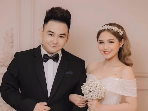 Trước đó, Xoài Non đã khiến không ít người hiểu lầm là đang bầu bí với chia sẻ "sẽ không được uống rượu bia nữa" khi được hỏi về địa chỉ mua bia rượu giống như của Linh Ngọc Đàm.