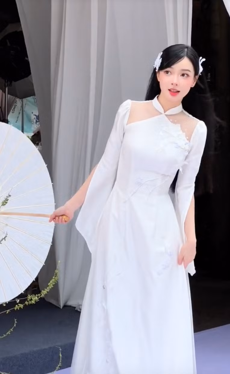 Vicky Thiên Trần từng là du học sinh Úc và được biết đến khi hoạt động mạnh mẽ trong làng game.
