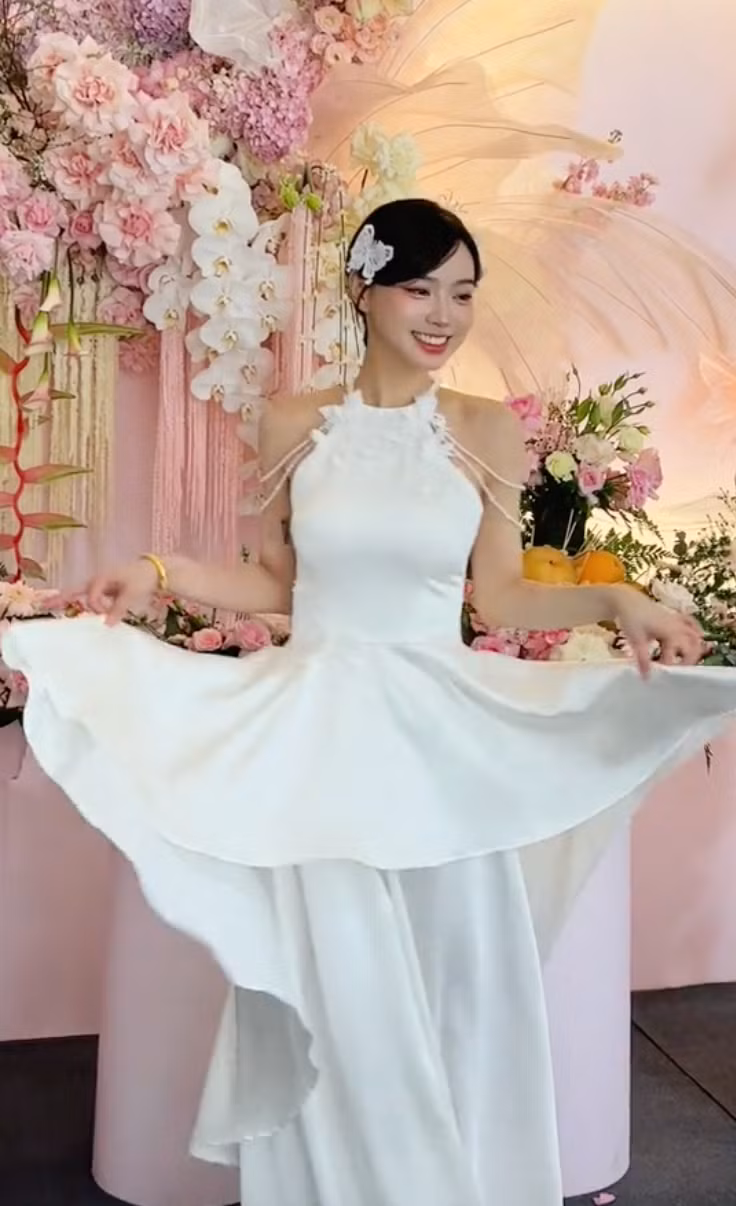 Dù theo dõi Vicky Thiên Trần từ lâu nhưng netizen vẫn không khỏi bất ngờ khi người đẹp sinh năm 1994 thông báo chính thức lên xe hoa. Bởi trước đó, cô nàng khá kín tiếng trong chuyện tình cảm.