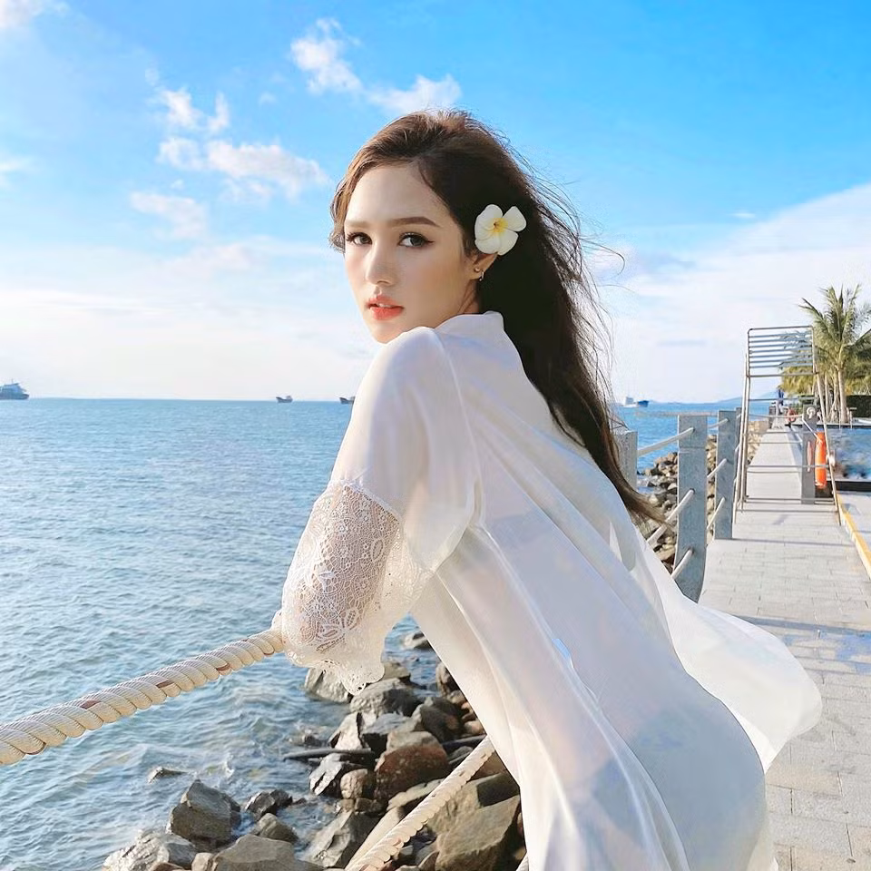 Xoài Non nói về chồng: "Ví dụ như anh thấy mình thiếu túi thì mua túi, thiếu giày thì mua giày. Thấy mình ngồi buồn một mình thì gợi ý hai vợ chồng cùng xem phim. Có giận nhau anh cũng không để mình nhịn ăn, phải no bụng đã mới giận tiếp được… Anh hơn mình 13 tuổi nhưng không chiều mình theo kiểu người lớn chiều con nít mà là một người chồng quan tâm đến vợ bằng những việc làm thực tế".