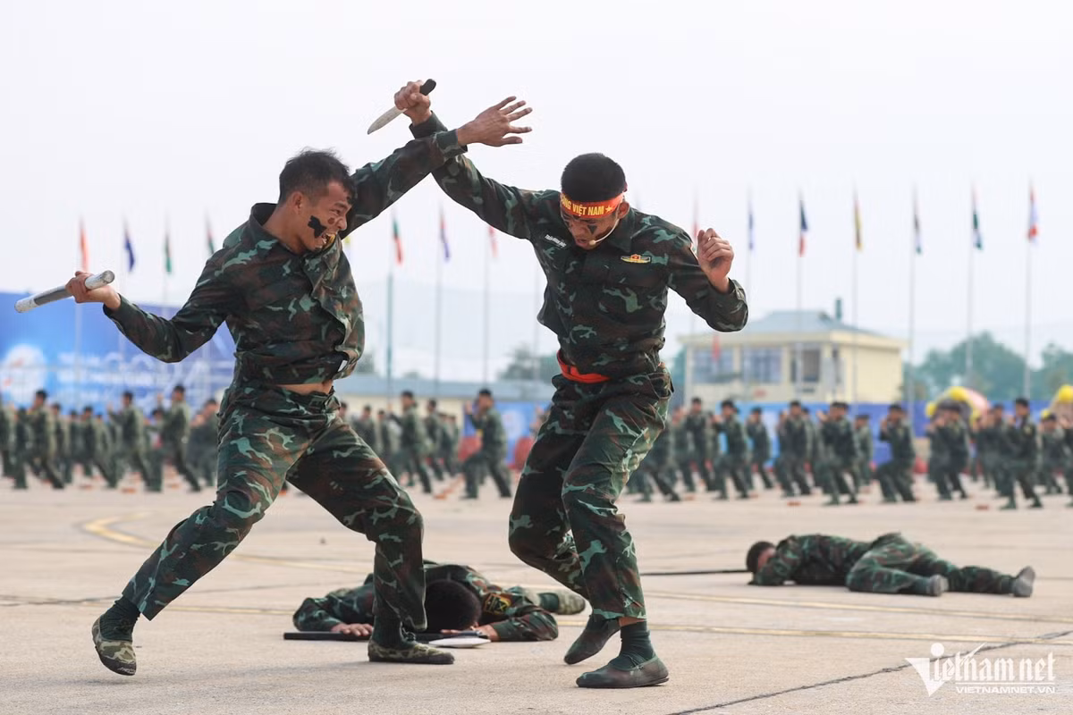 Bộ đội đặc công biểu diễn đối kháng, các bài võ và nhảy qua vòng lửa.
