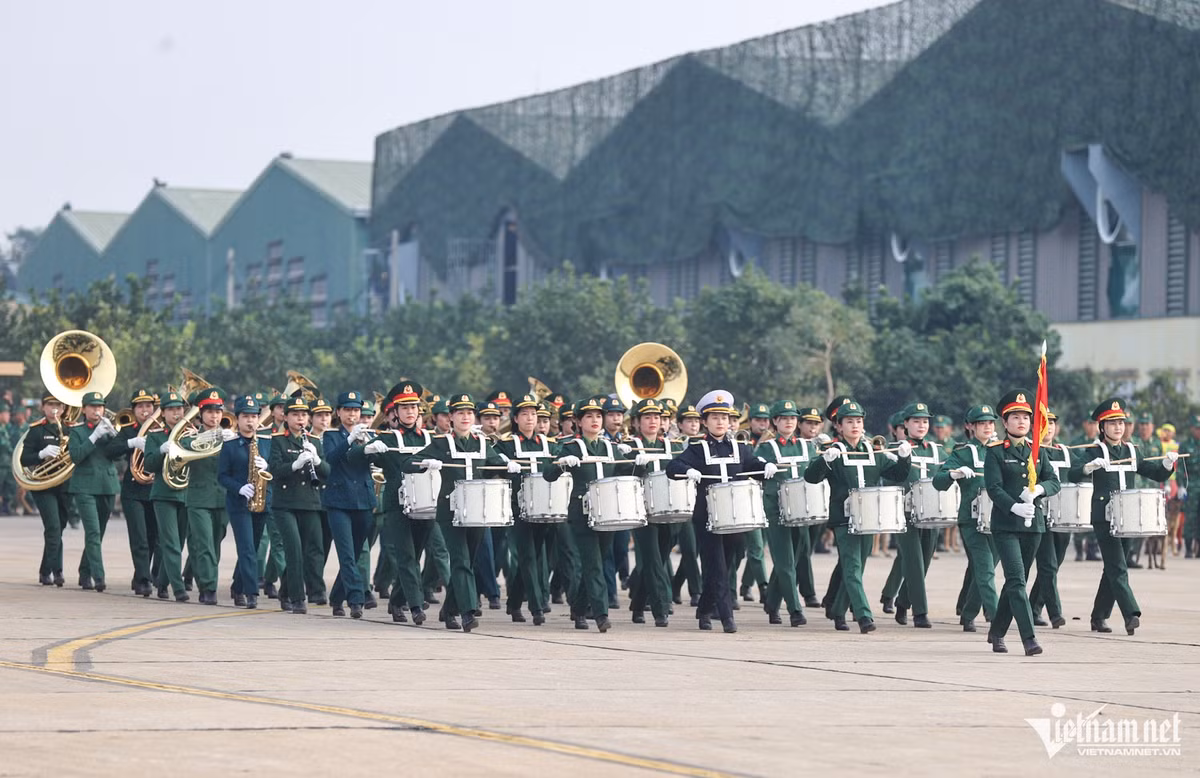 Thượng tướng Phùng Sĩ Tấn, Phó Tổng Tham mưu trưởng QĐND Việt Nam, Trưởng Ban tổ chức Triển lãm đã kiểm tra, chỉ đạo công tác luyện tập của các lực lượng.
