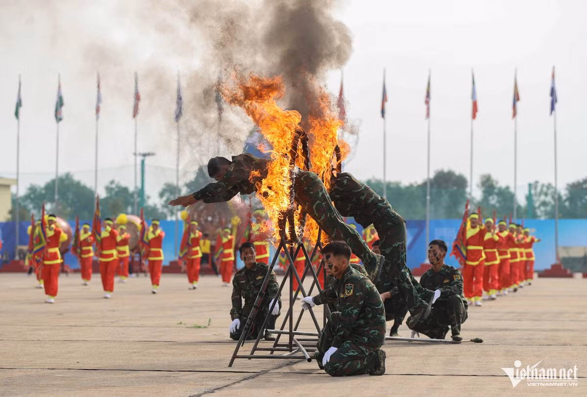 Thượng tướng Phùng Sĩ Tấn nhắc lại những lưu ý của Đại tướng Phan Văn Giang, Bộ trưởng Quốc phòng: "Chúng ta bay không chỉ trong nước mà bay trên toàn thế giới" để nói về vị thế, văn hóa, con người Việt Nam, đặc biệt là Quân đội Việt Nam. Hành động của mỗi cán bộ, chiến sĩ là đại diện cho dân tộc Việt Nam.