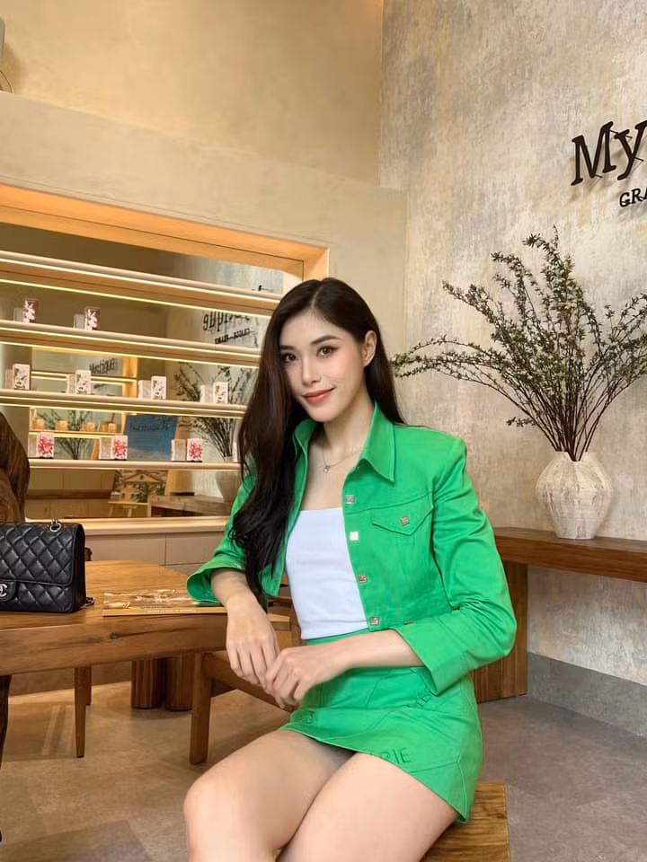 Thu Huyền chia sẻ: "Bóng chuyền cũng là môn đối kháng, nhưng không trực tiếp bởi có khoảng cách lưới. Còn với boxing là môn đối kháng trực tiếp mà tôi thì không hề có kinh nghiệm về những môn đối kháng trực tiếp như vậy, làm sao để mình có thể làm quen, có thể sử dụng được những miếng đòn chính xác thì đó là những khó khăn đối với Huyền".