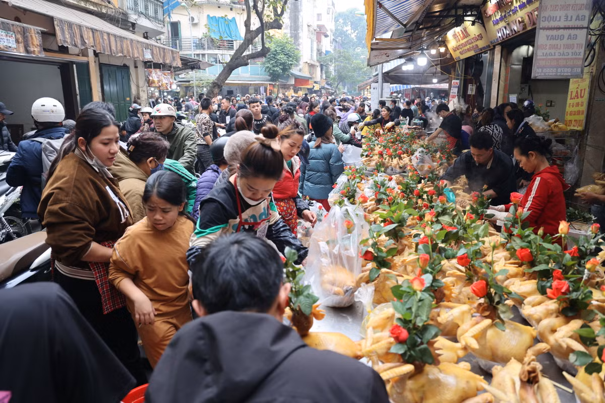 Trong đó, mặt hàng được nhiều người mua nhất là gà cánh tiên (gà luộc ngậm hoa hồng). Ở nhiều cửa hàng tại chợ, người dân chen nhau để mua cho mình những con gà luộc ưng ý.