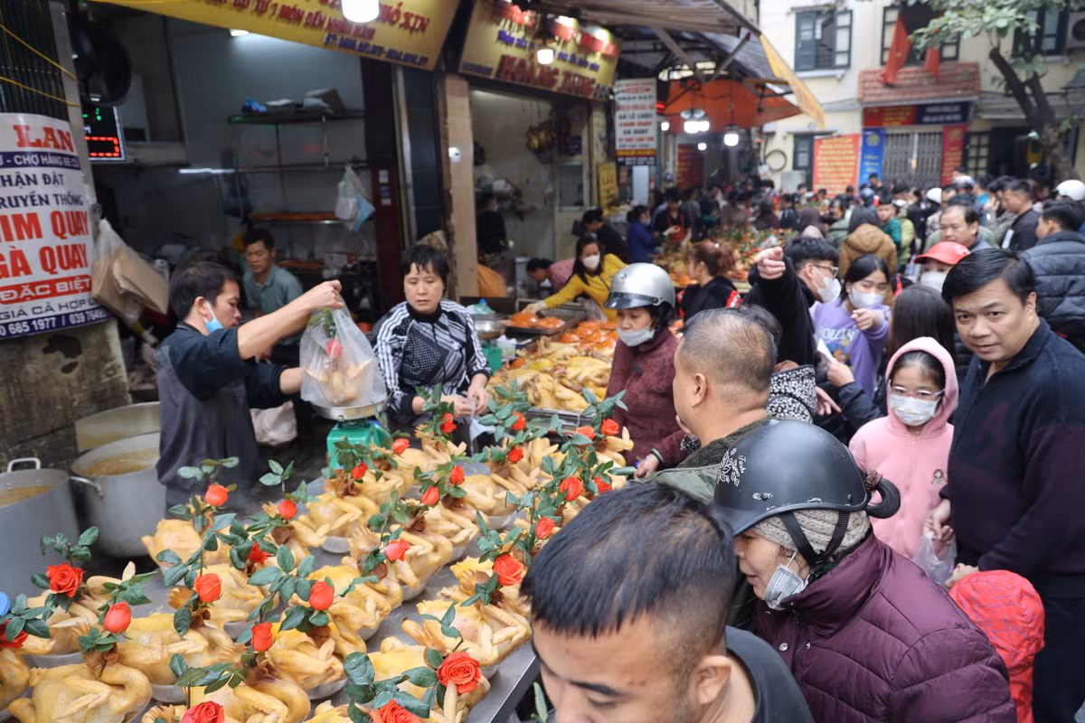 Người dân chen nhau để lựa chọn gà cúng tất niên và giao thừa.