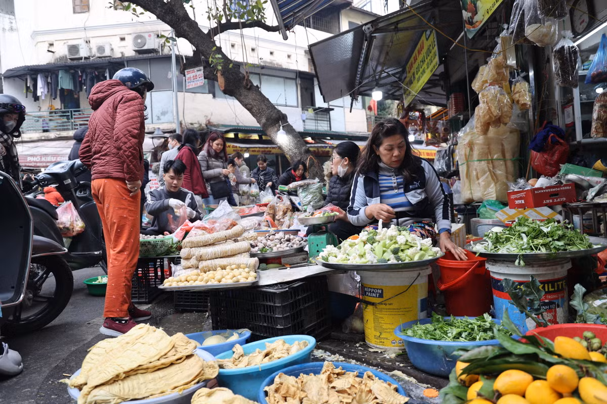 Ngoài gà những sản phẩm rau củ cùng khá đông khách.
