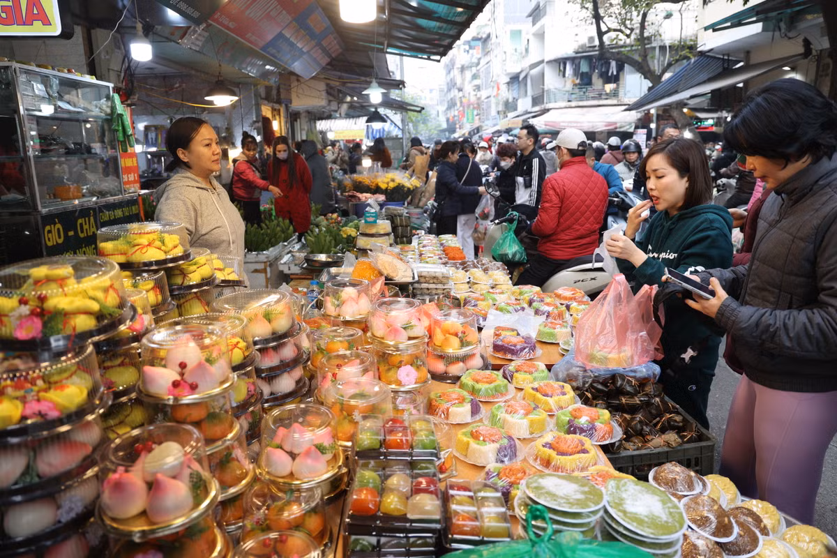 Những chiếc bánh đủ loại màu sắc cũng là một phần không thể thiếu cho mâm cỗ cúng tất niên và giao thừa.