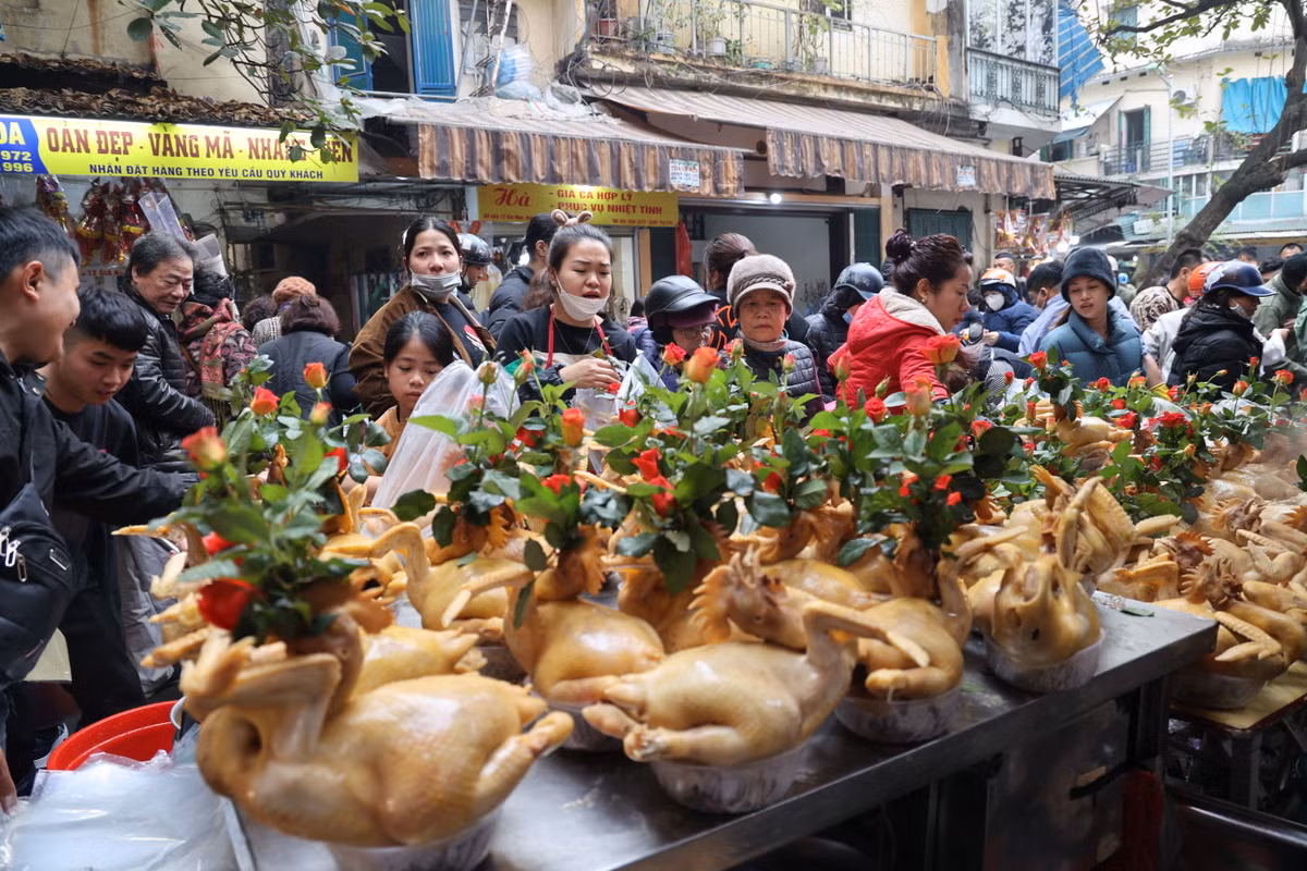 Chủ cửa hàng Tô Lan (chợ Hàng Bè) cho biết những ngày này, cửa hàng bán được hàng nghìn con gà và luôn phải “chạy hết công suất” để phục vụ khách hàng.
