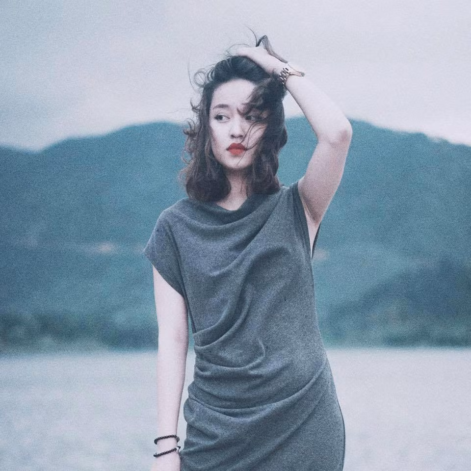 Mi Vân, sinh năm 1988, là một trong những người mẫu ảnh tuổi teen đầu tiên ở Hà Nội. Vân nổi tiếng xinh đẹp từ nhỏ. Thời học sinh, cô thường xuyên tham gia chụp ảnh bìa cho báo, làm người mẫu quảng cáo cho một số sản phẩm dành cho lứa tuổi teen. Đôi mắt to tròn, gương mặt bầu bĩnh là điểm cộng cho cô nàng hot girl đình đám Hà thành này.