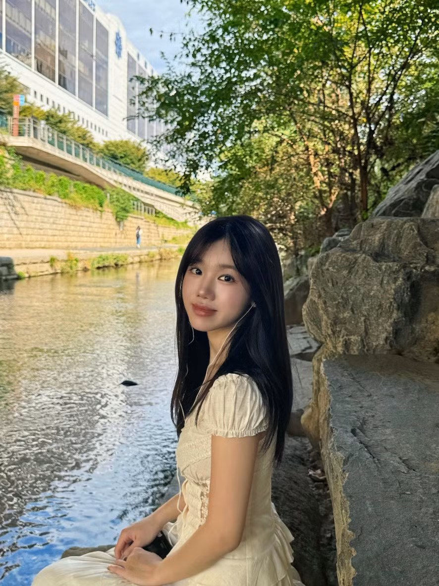 Cụ thể, Meichan chia sẻ: “Cuối lớp 8, mình có ý định bỏ nhà ra đi, muốn đi du học Trung Quốc. Lúc đó mình biết tiếng Anh rồi, dự định học thêm tiếng Trung. Nhưng vì khi đó chưa có chứng minh nhân dân nên khi lên mạng tìm kiếm cách làm, thì phải có sổ đỏ. Mình biết bố mẹ để sổ đỏ trong một cái tủ nên mình lấy, và đem theo tiền tiết kiệm của bản thân để bắt xe ôm đi ra chỗ làm nhưng mà không được”.
