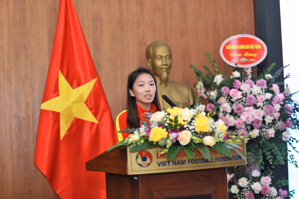 Xuất hiện trong buổi lễ, ngoài BHL và các nữ cầu thủ đội tuyển Việt Nam còn có lãnh đạo cấp Thành phố, LĐBĐ Việt Nam, đại diện các nhà tài trợ.