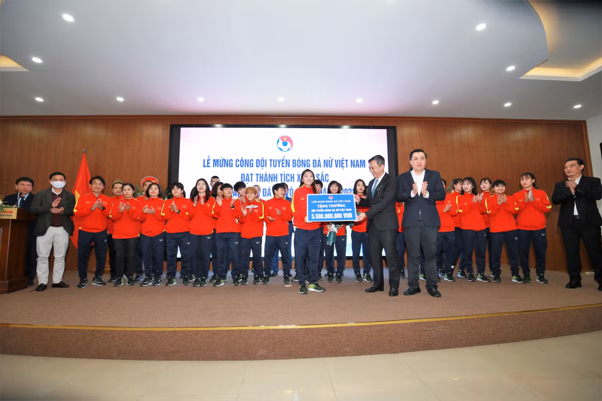 Về phía LĐBĐ Việt Nam, ông Trần Quốc Tuấn - quyền Chủ tịch LĐBĐ Việt Nam trao tặng các nữ cầu thủ số tiền 5,5 tỷ đồng.