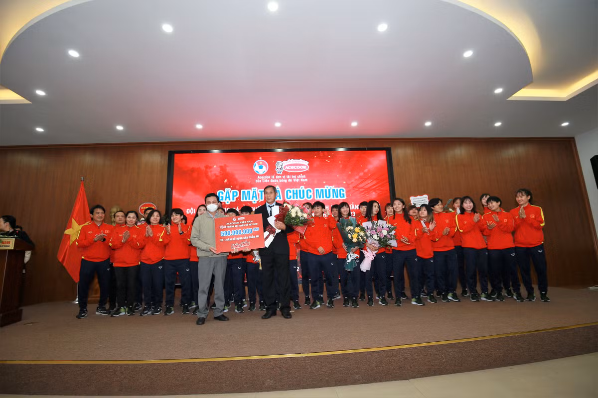 Ngoài phần thưởng là hiện vật, đại diện các nhãn hàng cũng tặng tiền mặt cho đội tuyển bóng đá nữ Việt Nam. Số tổng số mà Huỳnh Như và các đồng đội nhận thêm trong lễ mừng công là 1 tỷ đồng.