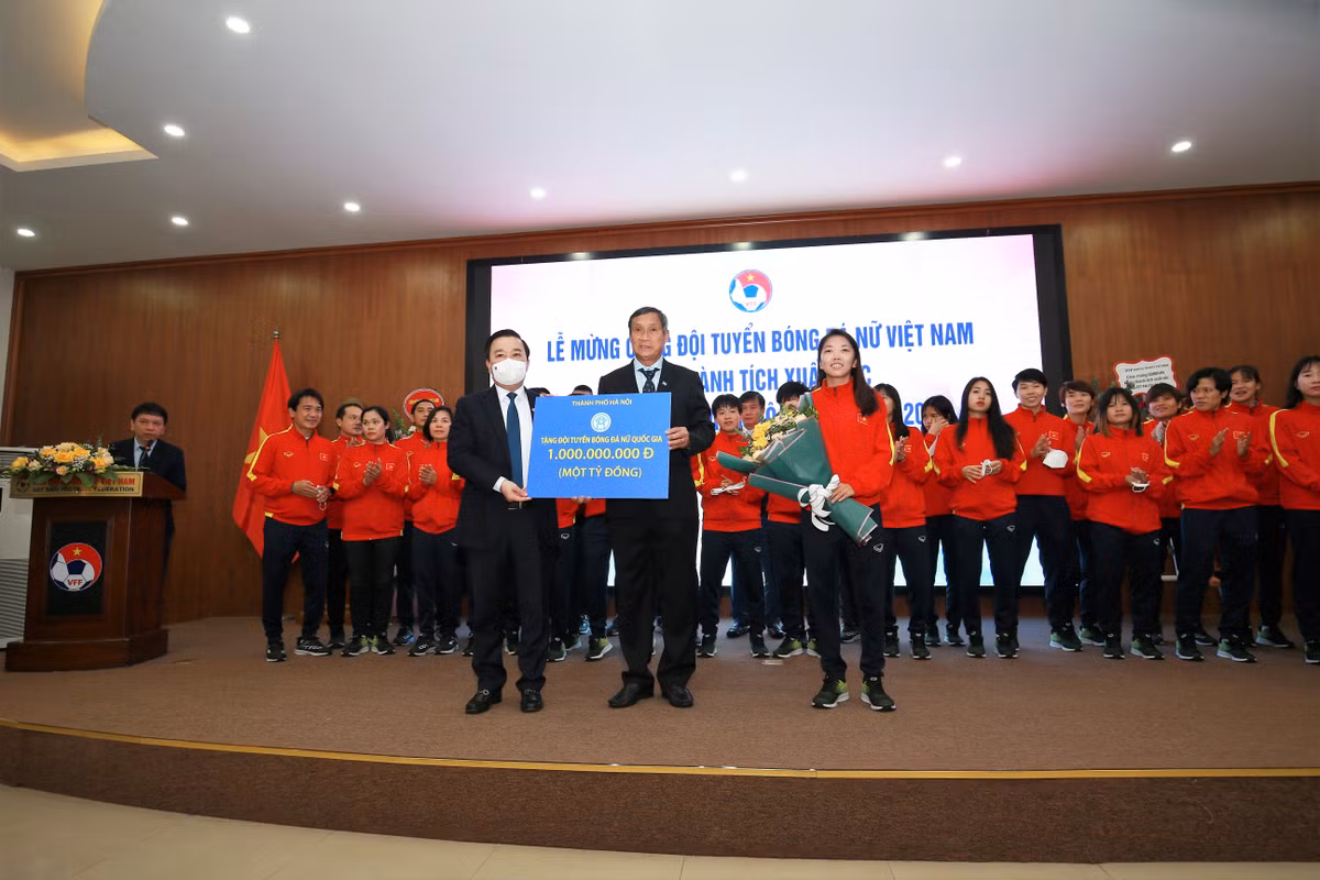 Thay mặt Lãnh đạo thành phố, ông Chử Xuân Dũng - Phó chủ tịch UBND TP Hà Nội đã trao tặng 1 tỷ đồng cho đội tuyển bóng đá nữ Việt Nam.
