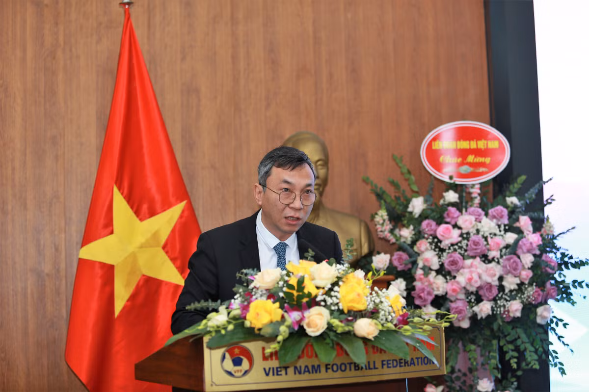 Quyền Chủ tịch LĐBĐ Việt Nam - ông Trần Quốc Tuấn phát biểu chào mừng các tuyển thủ nữ Việt Nam trong lễ mừng công trọng thể.