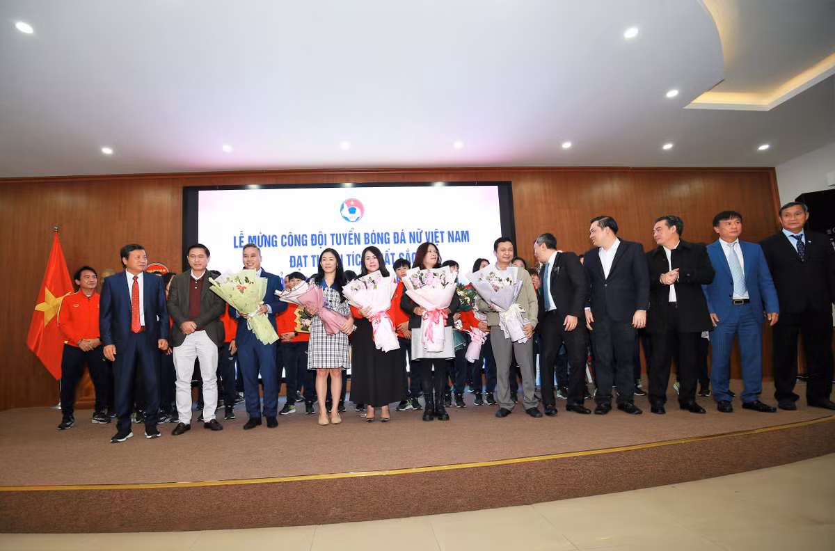 Ngoài tiền thưởng, đội tuyển bóng đá nữ quốc gia và HLV trưởng Mai Đức Chung được Chủ tịch nước Nguyễn Xuân Phúc trao tặng Huân chương Lao động hạng Nhất. Các tuyển thủ khác là Chương Thị Kiều, Huỳnh Như và Nguyễn Thị Tuyết Dung được Chủ tịch nước tặng thưởng Huân chương Lao động hạng Nhì. Các cầu thủ Thái Thị Thảo, Nguyễn Thị Bích Thùy, Trần Thị Kim Thanh và Phạm Hải Yến được Chủ tịch nước tặng thưởng Huân chương Lao động hạng Ba.
