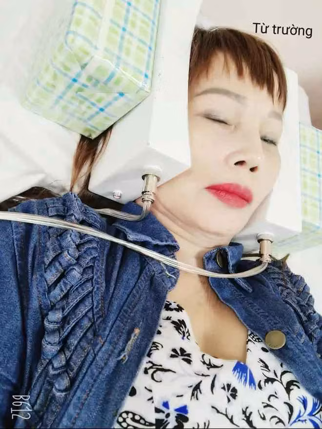 Ngay khi tỉnh dậy, cô dâu 62 tuổi đã livestream tiết lộ tình hình sức khỏe.