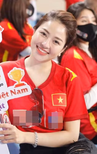 Mới đây, trong trận đấu giữa đội tuyển Việt Nam và Nhật Bản tại SVĐ Mỹ Đình, trên khán đài có sự xuất hiện của vô vàn gái xinh nổi tiếng điển hình trong đó có Trâm Anh.