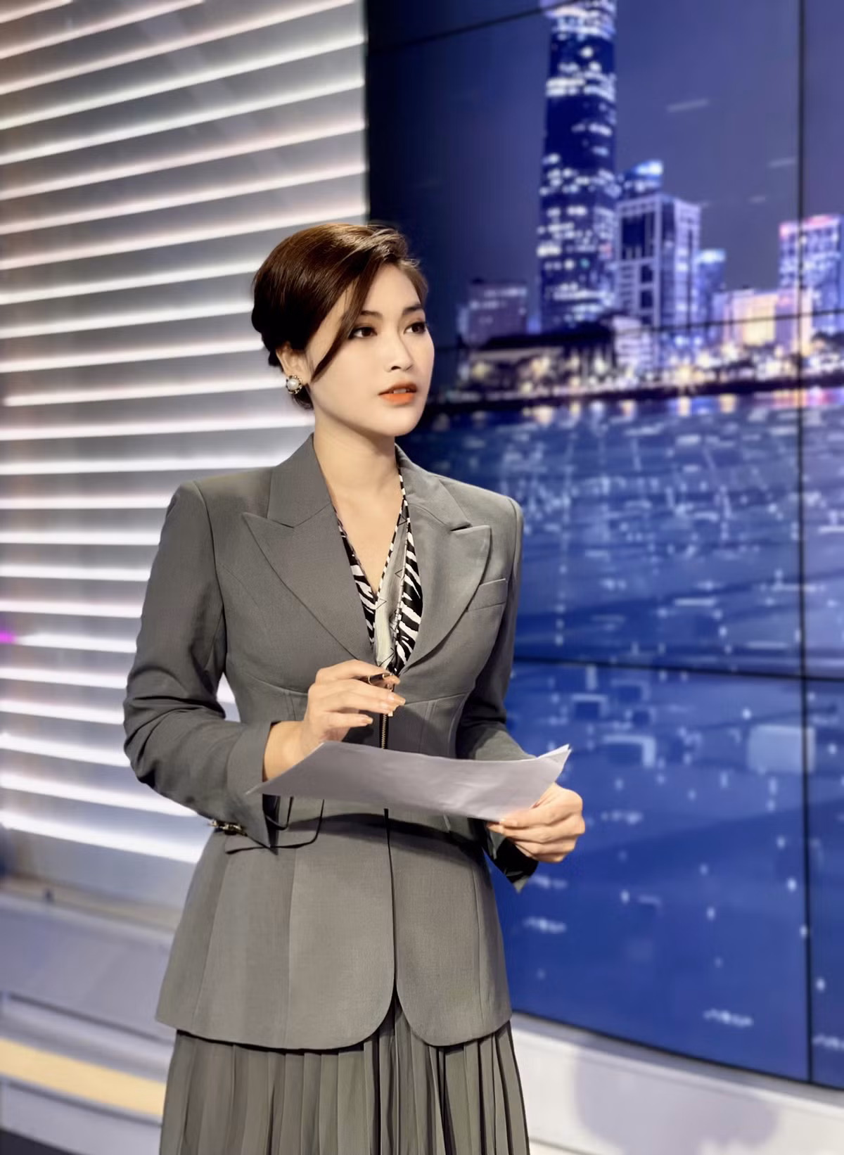 Để theo đuổi giấc mơ này, nữ biên tập viên Thủy Tiên đã phải nỗ lực trau dồi không ngừng, ngay khi chỉ vừa tốt nghiệp đại học ít ngày, cô sinh viên mới ra trường liền mau chóng ứng tuyển vào kênh truyền hình Quân đội nhân dân.