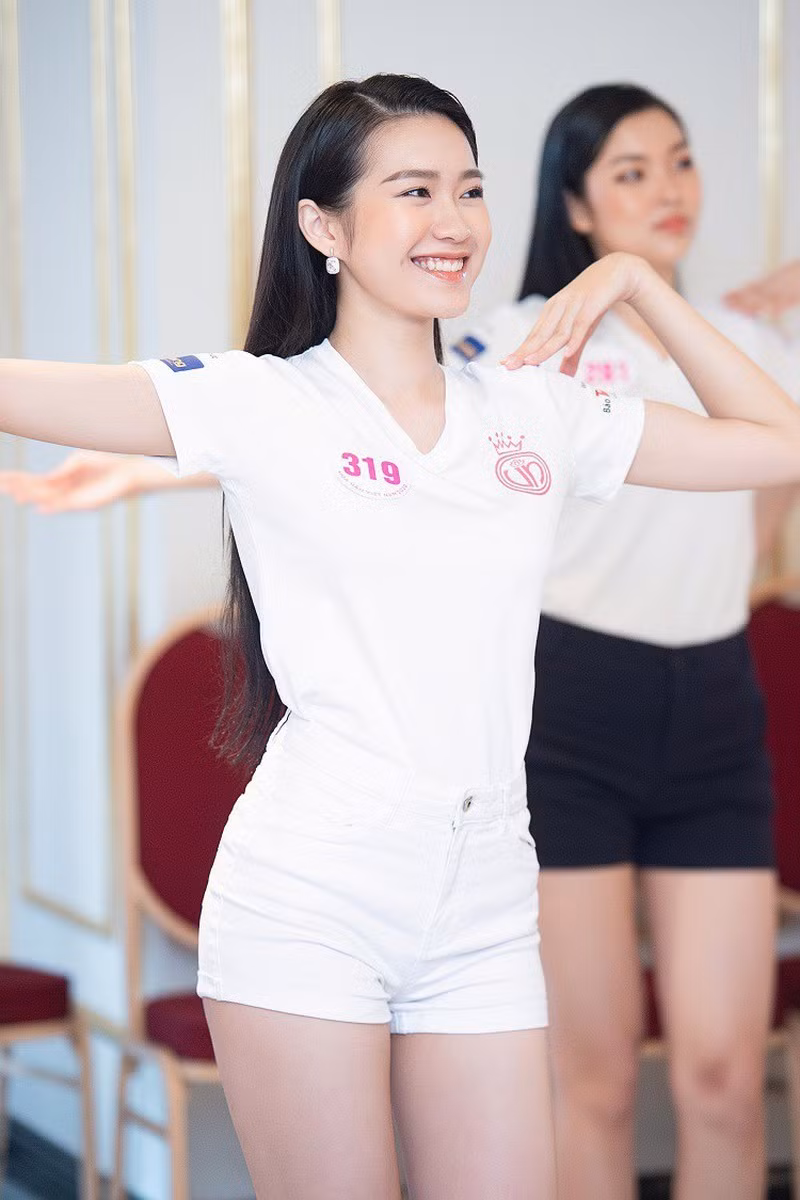 Không lọt vào top 5 Hoa hậu Việt Nam 2020, nhưng bạn gái tin đồn Đoàn Văn Hậu là Doãn Hải My vẫn gây sốt mạng xã hội. Phần vì cô nàng mối quan hệ thân thiết với chàng cầu thủ, phần vì mới đây nữ sinh ĐH Luật Hà Nội hé lộ bảng tích tích học tập siêu khủng.