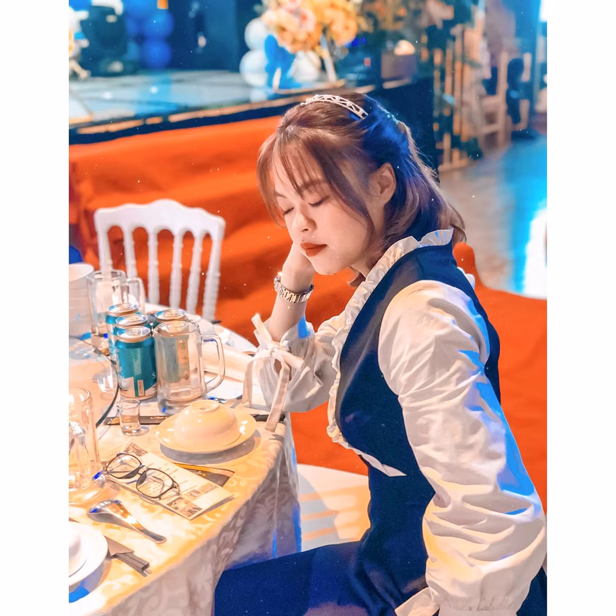 Sau khi bất ngờ nổi tiếng, Facebook cá nhân của Huệ Nguyễn tăng lượng follow nhanh chóng, rất nhiều người đã vào để lại bình luận động viên cô gái nhỏ. Trong đó, không ít chàng trai xung phong đăng ký làm người yêu.