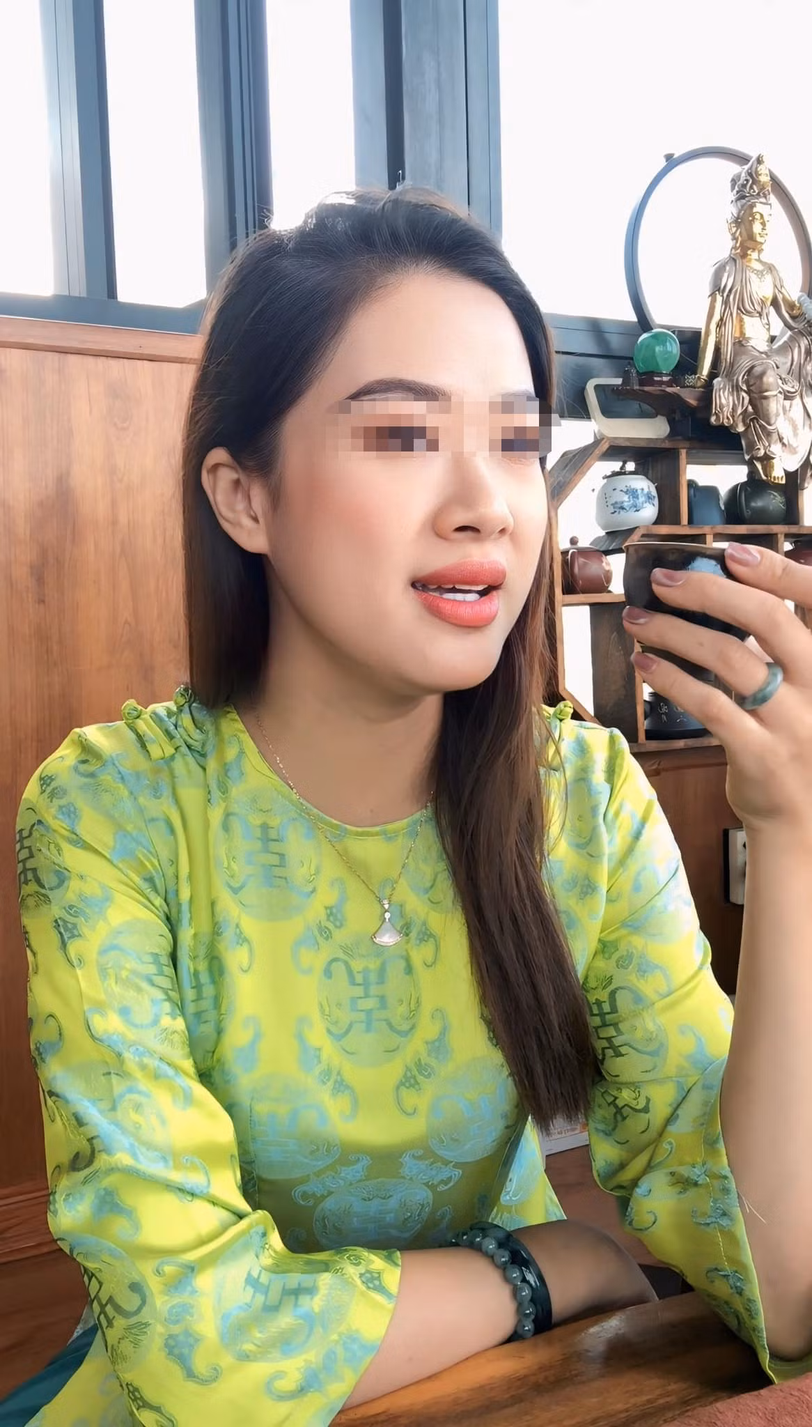 Theo thông tin từ phóng sự VTV đưa, trung bình 1 ngày, cô đồng bát nước xem cho khoảng 30-40 khách. Mỗi khách đặt lễ 500.000 đồng thì thu nhập 1 ngày đã vào khoảng 20 triệu đồng.