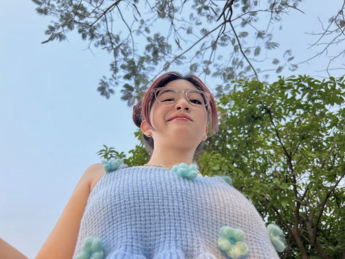 “Thời điểm dịch bệnh, giãn cách ở nhà, tôi mới quyết định quay TikTok để giải trí và lan toả năng lượng tích cực đến mọi người. Tôi bất ngờ khi các video của tôi và hai em trai lên xu hướng, nhận được nhiều sự yêu thích của cộng đồng mạng”, cô kể.