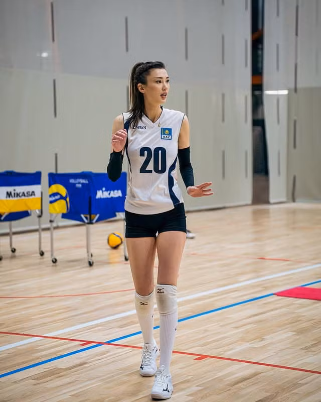 Dù duy trì được độ nổi tiếng hơn 10 năm qua, song Sabina không giống như nhiều mỹ nhân khác, khi từ chối lời mời gia nhập giới giải trí để tiếp tục theo đuổi bóng chuyền.