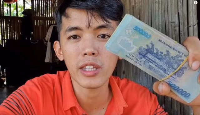 Nam Youtuber cho hay ngày mùng 6 Tết vừa qua, anh phát hiện cửa nhà chính bị phá, bên trong đồ đạc lộn xộn.