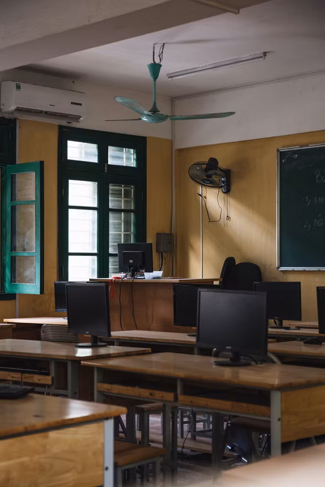 Ngày cuối tháng 5, những tưởng sẽ tràn ngập không khí của những buổi lễ bế giảng chia tay nơi sân trường ấy vậy mà năm nay lại im ắng đến lạ. Góc bảng, sân trường, lớp học, những nơi mà thường ngày anh chàng cùng với đám bạn của mình tíu tít, gắn bó cùng nhau nay tĩnh mịch và trống vắng hẳn.