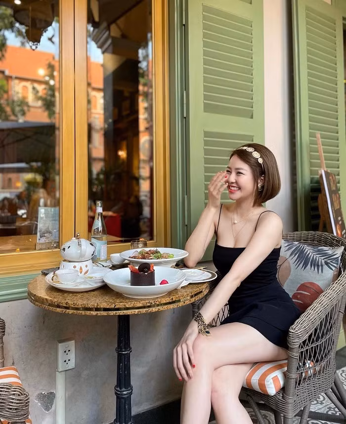 Chỉ một thời gian sau Trâm Anh lại chiếm sóng mạng xã hội khi vướng vào những lùm xùm lộ clip không hay. Sự việc này khiến hình ảnh của hot girl Thanh Hoá này bị ảnh hưởng nghiêm trọng, nhiều hợp đồng bị hủy.