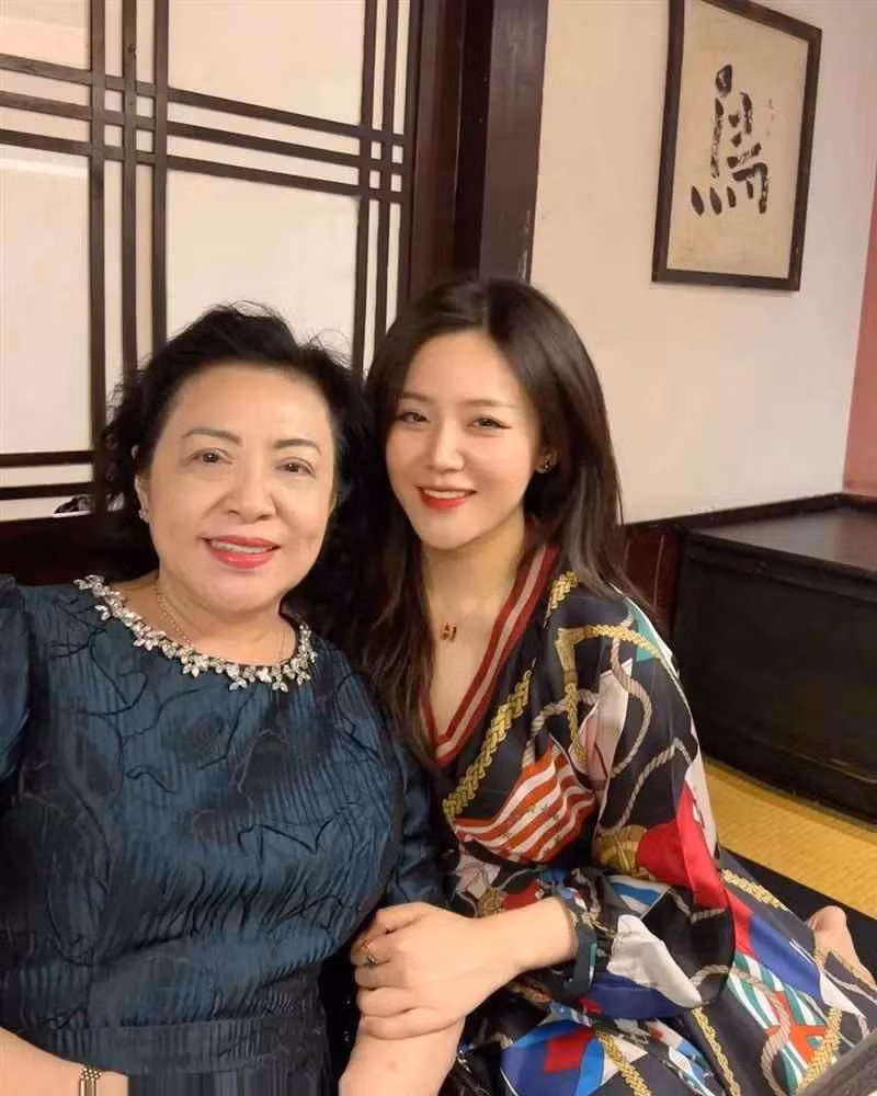 Mới đây trên trang cá nhân, em chồng Đông Nhi khoe ảnh cùng gia đình có bữa ăn khi trở về Việt Nam đón Tết.