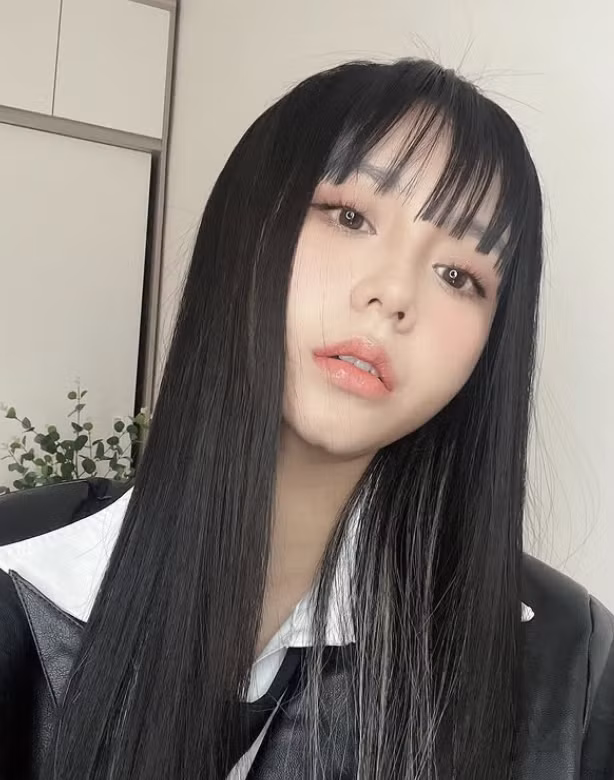 Tuy nhiên, sau khi được nhiều người biết đến, cô giáo Vật lý này liên tiếp vướng vào ồn ào đời tư, bằng cấp. Sau cùng, cô nàng ngày càng ít xuất hiện, tạm ở ẩn sau lùm xùm không mong muốn.