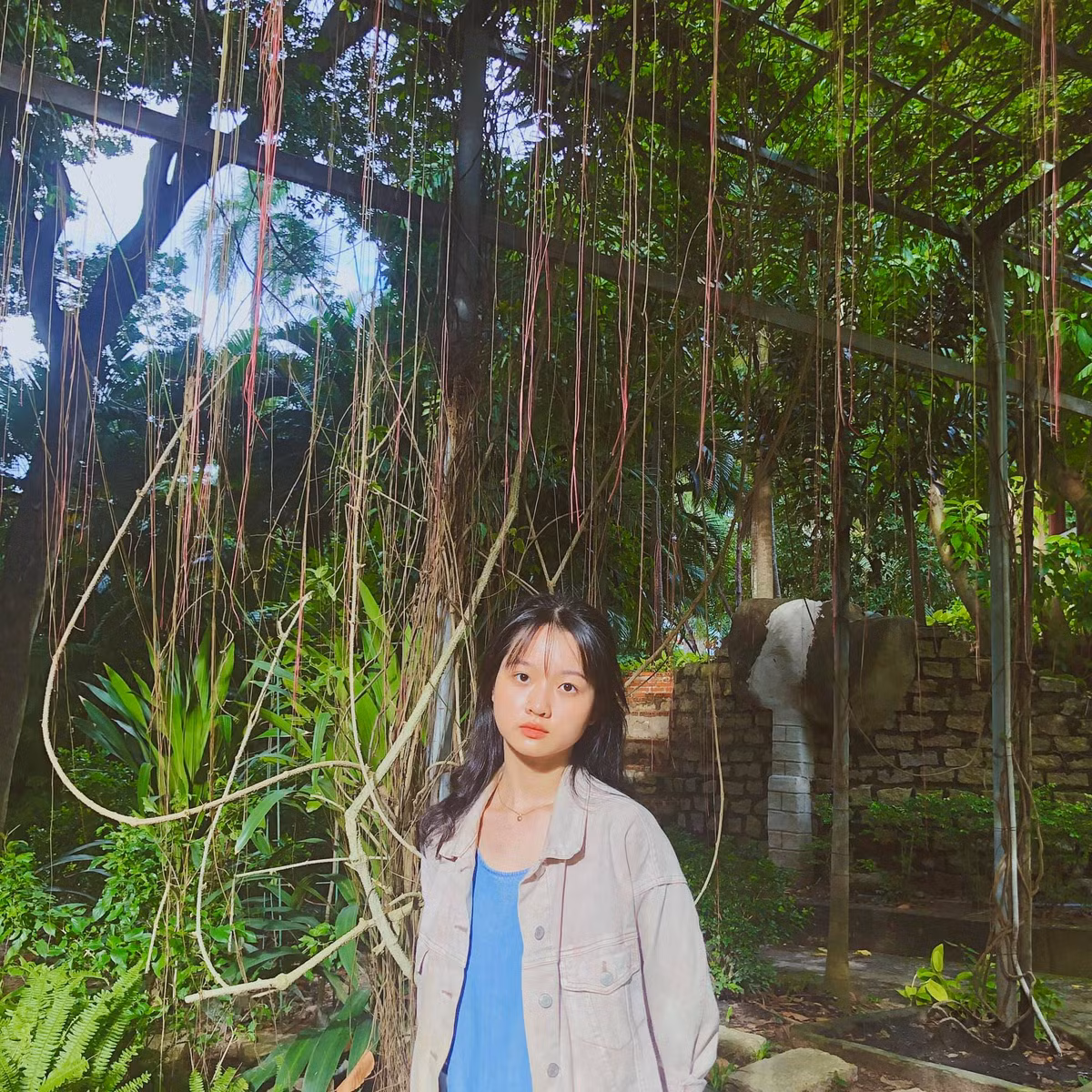 Rũ bỏ trang phục đi sự kiện, bé Mận của phim Tôi Thấy Hoa Vàng Trên Cỏ Xanh khi đến trường lại mộc mạc, giản dị đến không ngờ.