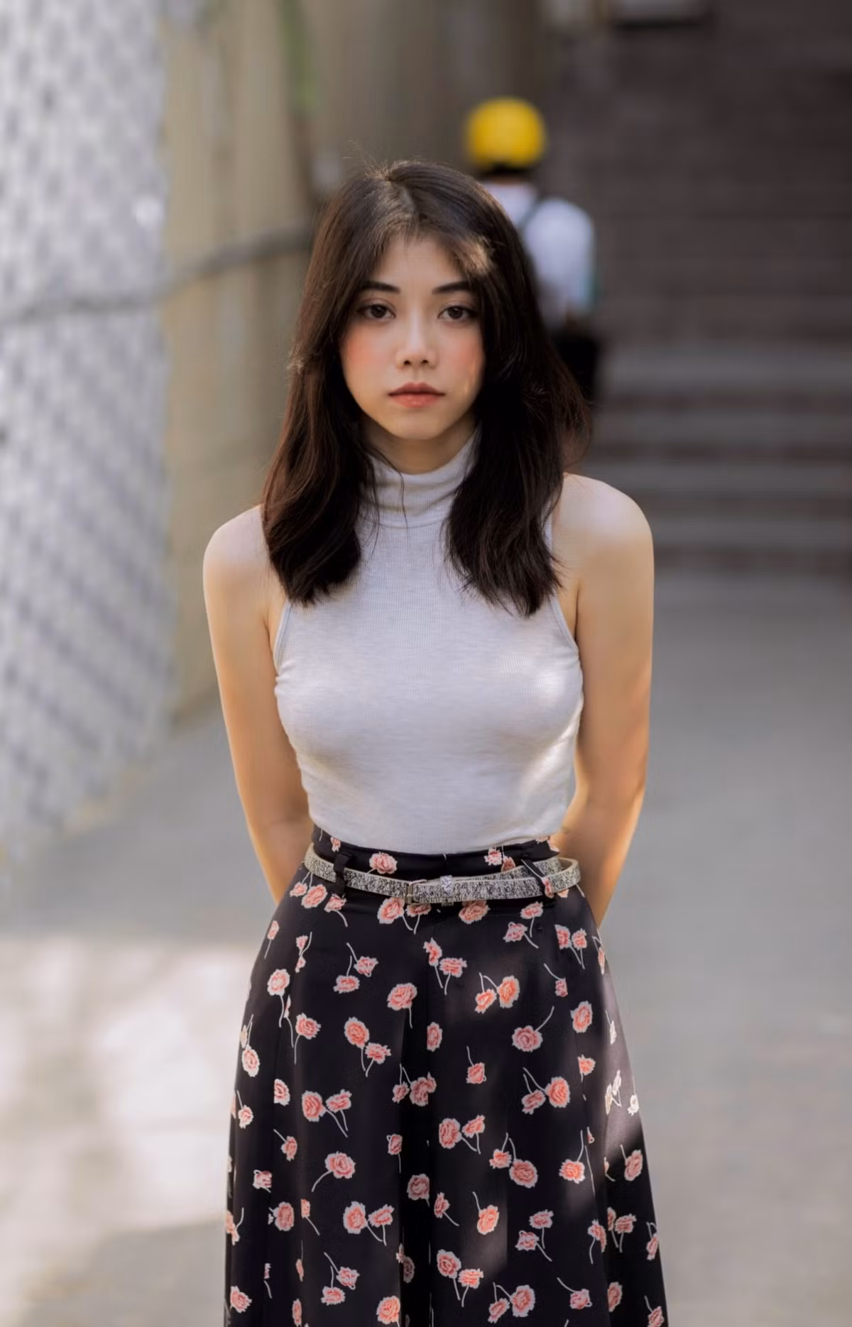 Vì lưng mình khá ngắn nên mình thường mặc theo quy tắc 1/3 để ăn gian chiều cao. Ngoài ra, mình cũng không mặc đồ quá thùng thình, có độ ôm vừa phải như áo croptop, áo ôm,... phối với váy ngắn, quần ngắn hoặc quần dài nhưng ôm sát vòng 3". Gái xinh TP HCM cho biết thêm.