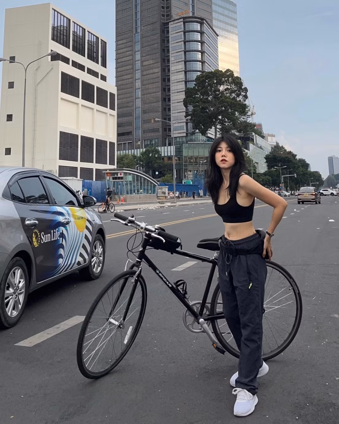 Sở hữu gương mặt khả ái, vóc dáng cân đối nhưng Hồng Duyên cũng gặp hạn chế về chiều cao. Cô nàng bật mí, nhờ khéo chọn trang phục tôn hình thể nên ít ai ngờ ở ngoài đời cô chỉ cao khoảng 1m48 ~ 1m49.