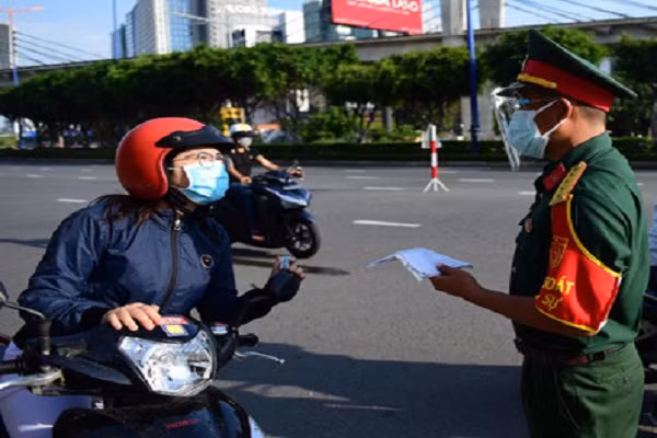 Quan doi giam noi 'vung xanh', chi vien dap dich o 'vung do' TP.HCM