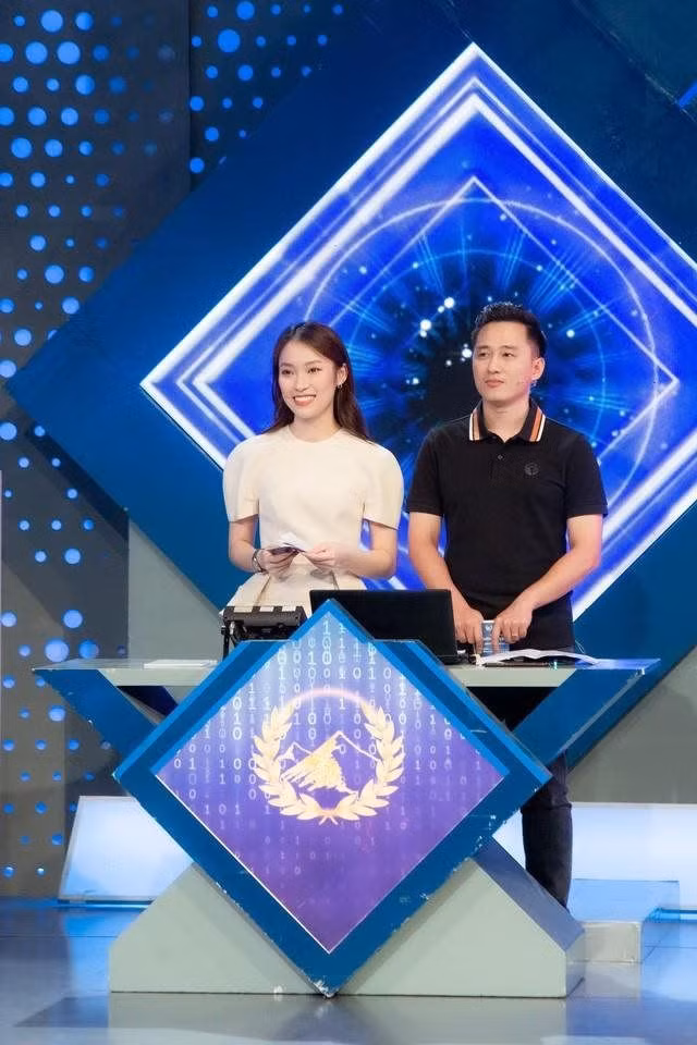 Chưa hết, thái độ của Khánh Vy cũng rất chuyên nghiệp, phối hợp với MC Ngọc Huy hết sức ăn ý.