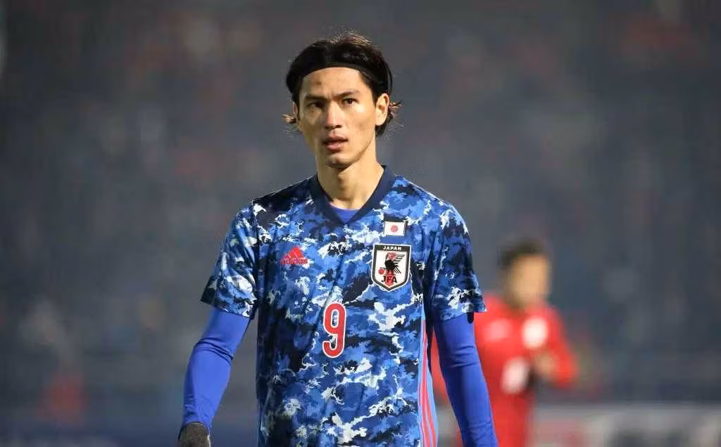 Minamino rời Liverpool gia nhập Monaco trong hè năm nay để tìm cơ hội ra sân nhiều hơn. Từ đầu mùa, anh ra sân 9 trận, ghi một bàn và có 3 kiến tạo tại Ligue 1. Hộ công nàng dần lấy lại phong độ, do đó sẽ chắc suất đá chính cho tuyển Nhật Bản ở World Cup 2022.