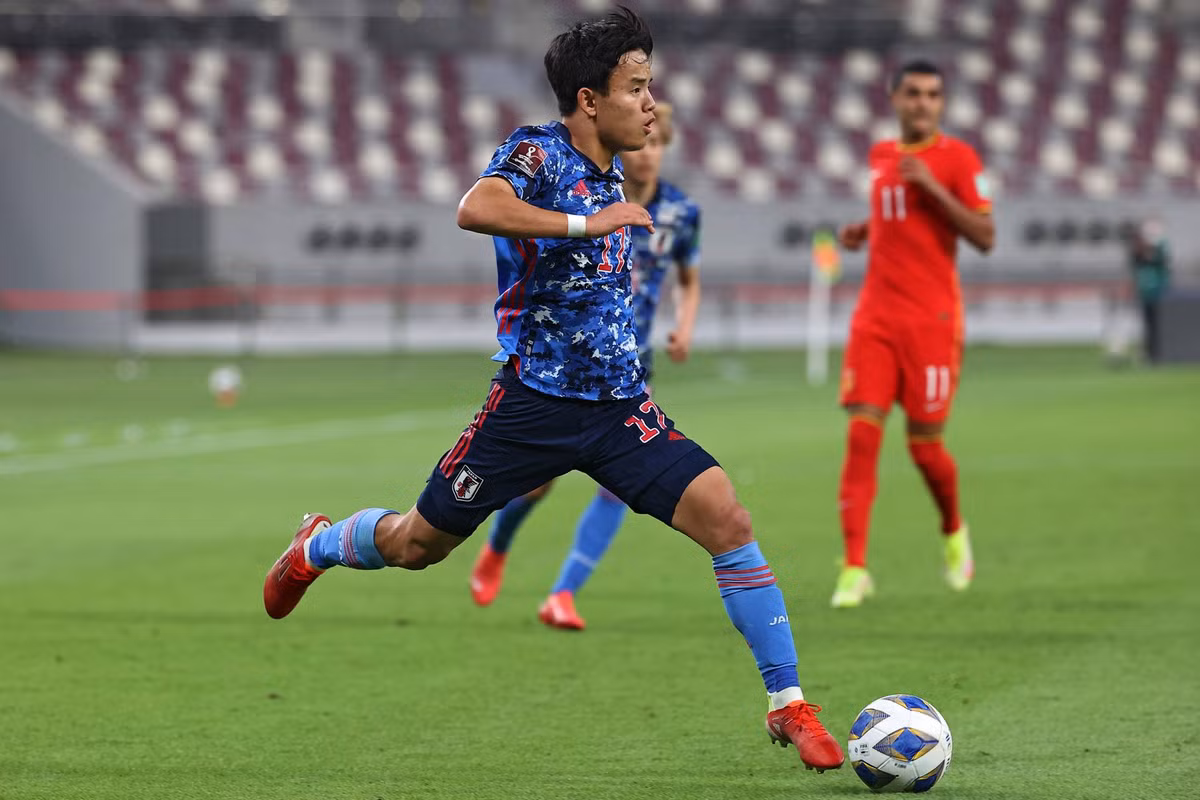 Takefusa Kubo chơi tròn vai tại La Liga mùa này, với 11 trận ra sân, ghi 2 bàn và có 2 kiến tạo cho Real Sociedad. Trong đội hình tuyển Nhật Bản, tiền đạo trẻ này cạnh tranh với Ritsu Doan và Kaoru Mitoma cho suất đá chính ở vị trí chạy cánh.